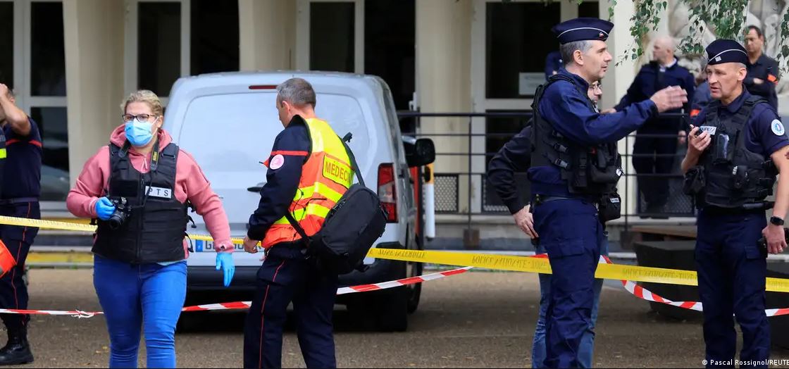 La policía francesa en las inmediaciones del instituto Lycee Gambetta-Carnot en Arras, al norte de Francia tras el ataque con arma blanca, el 13 de octubre de 2023. Foto: DW: