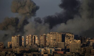 Vista de Gaza durante los bombardeos de este sábado. Foto: El País.