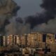 Vista de Gaza durante los bombardeos de este sábado. Foto: El País.