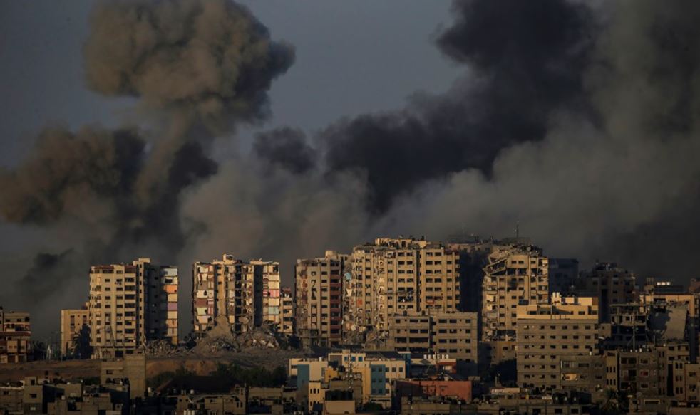 Vista de Gaza durante los bombardeos de este sábado. Foto: El País.