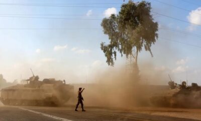 Vehículos blindados de transporte de tropas israelíes maniobran en una zona de la frontera con Gaza, al sur de Israel. EFE/ Abir Sultan/El País.