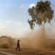 Vehículos blindados de transporte de tropas israelíes maniobran en una zona de la frontera con Gaza, al sur de Israel. EFE/ Abir Sultan/El País.