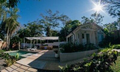 Fachada con el espléndido marco de un día soleado en Casa Koi. Foto: Gentileza.