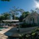 Fachada con el espléndido marco de un día soleado en Casa Koi. Foto: Gentileza.