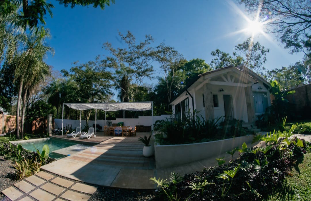 Fachada con el espléndido marco de un día soleado en Casa Koi. Foto: Gentileza.