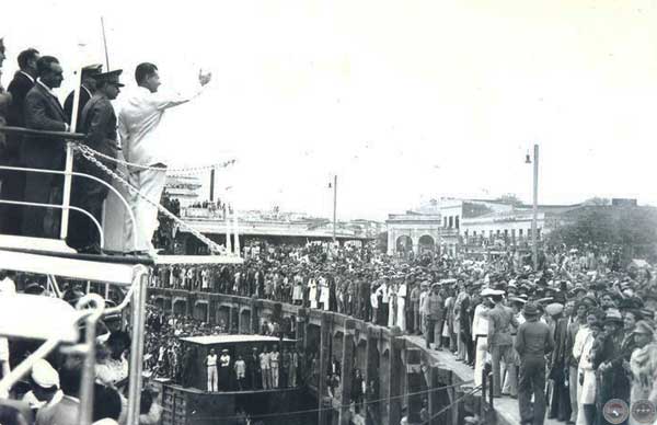 José Félix Estigarribia llegando al puerto de Asunción tras su exilio, 1938. Archivo