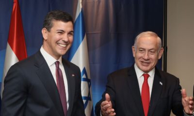 El presidente de la República, Santiago Peña, junto al mandatario israelí Benjamin Netanyahu. Foto: Gentileza.