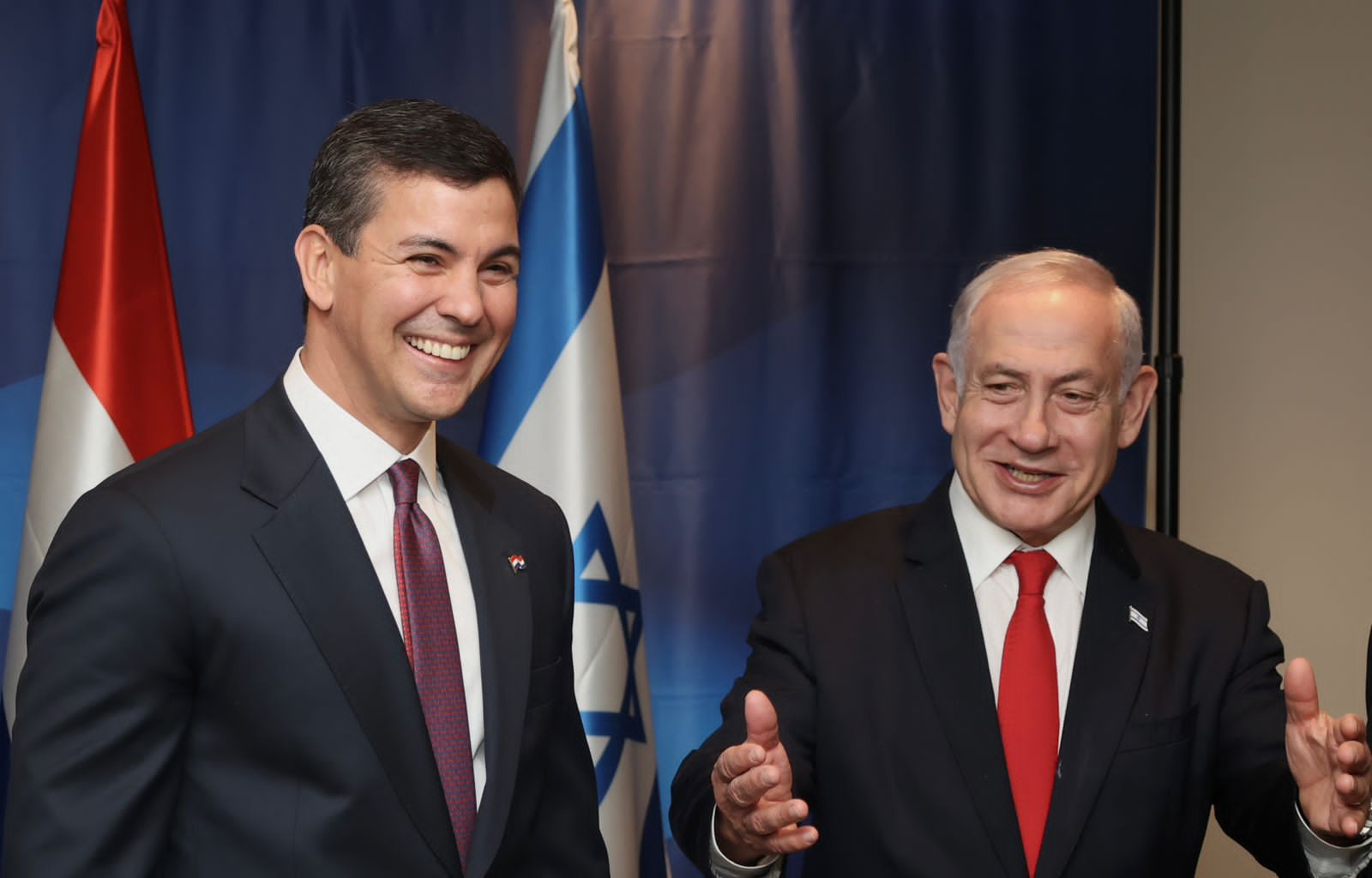 El presidente de la República, Santiago Peña, junto al mandatario israelí Benjamin Netanyahu. Foto: Gentileza.