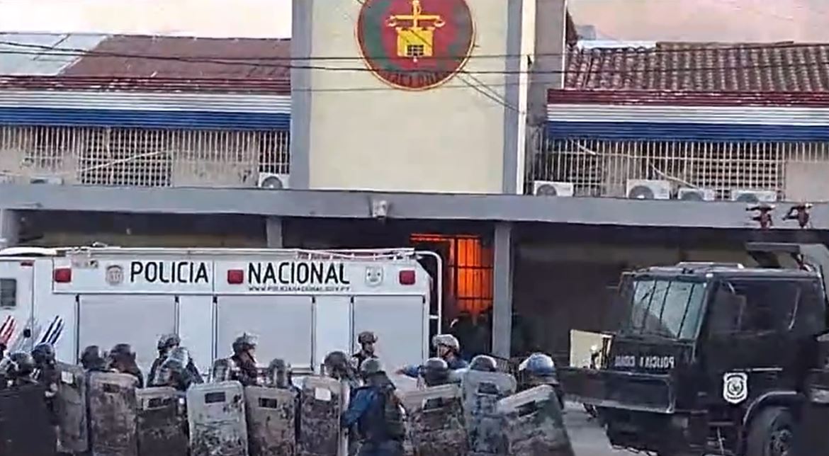 Reclusos prácticamente toman la cárcel de Tacumbú. Foto: Captura de pantalla. Archivo.