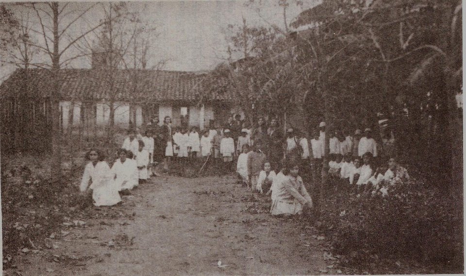 Alumnos y maestras en la huerta de la Escuela Media 524 de Ypané, 1931