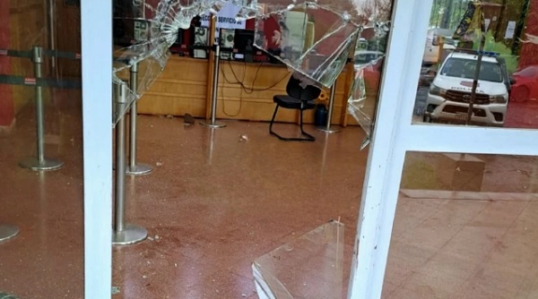 Violento asalto en la sede de la ANDE en Santa Rita. Foto: Gentileza.