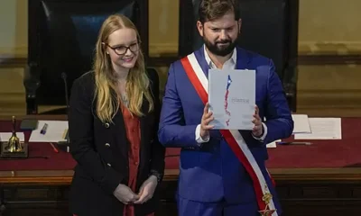 Gabriel Boric sostiene el borrador final de la nueva Constitución. Foto: El Mundo.