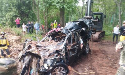 La camioneta en la que iban los militares y que fue arrastrada hasta el arroyo Lambaré. Foto: 680 AM.