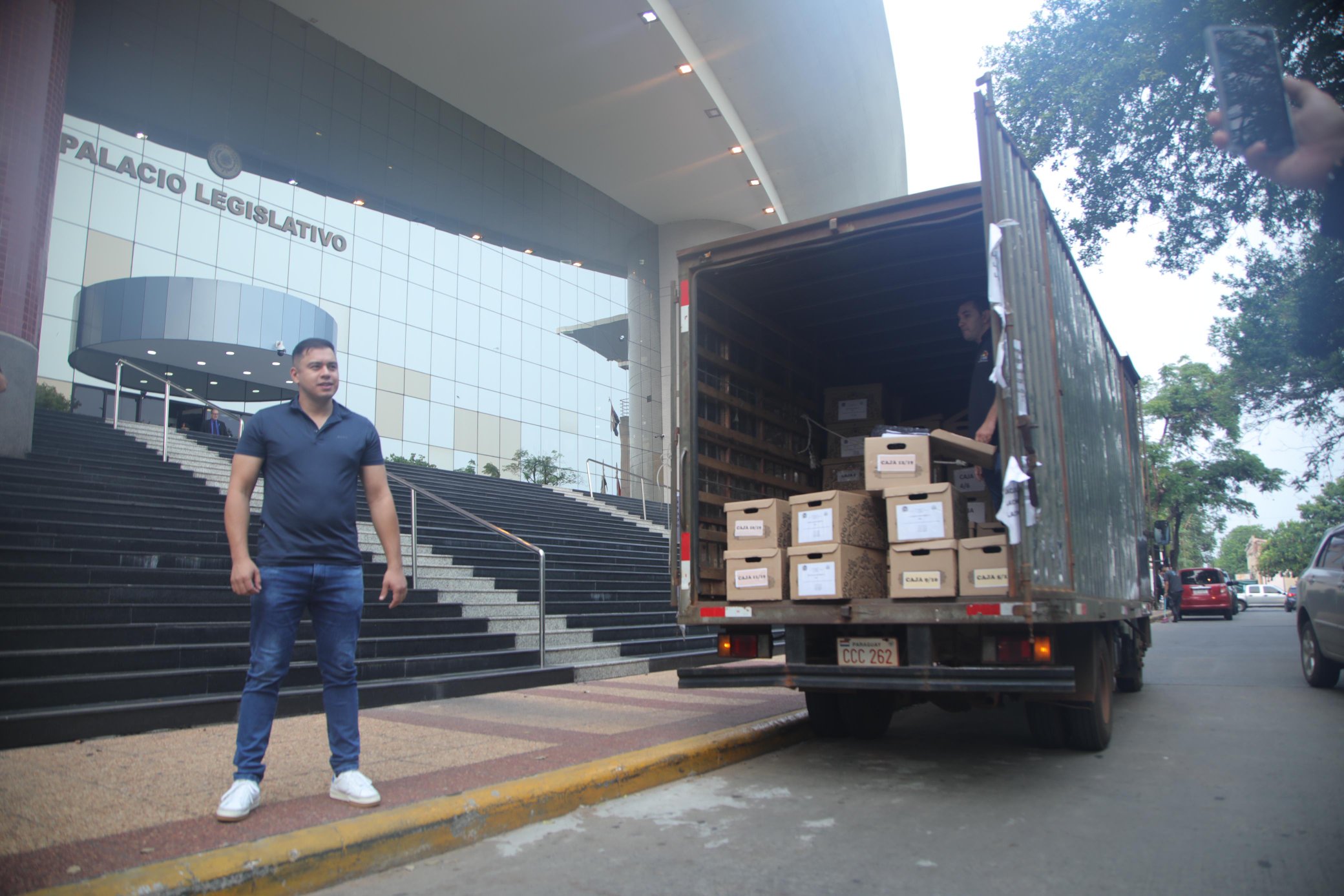 Miguel Prieto llegó con un camión lleno de documentos. Foto: Gentileza.