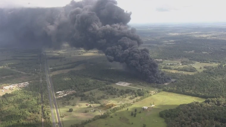 Explosión en planta industrial de San Jacinto, Texas. Foto: BBC.