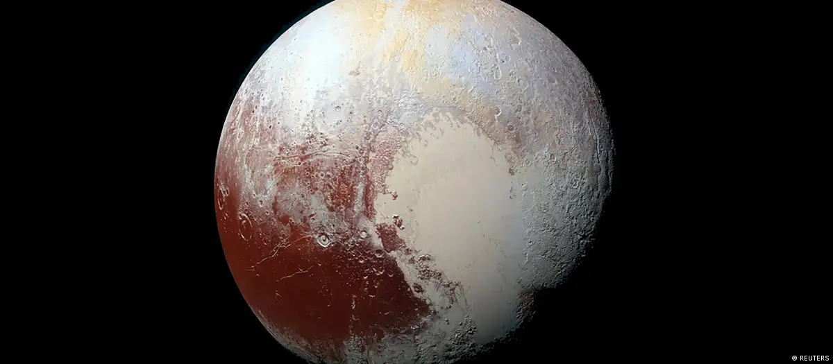 Imagen de la nave New Horizons de la NASA muestra la región conocida como Sputnik Plantita, donde se ubica el cráter Kiladze en Plutón. Foto: DW.