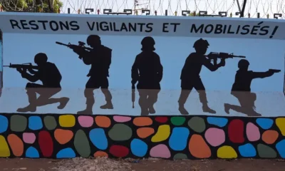 "Permanezcan vigilantes y movilizados", reza un mural en Ouagadougou. Los habitantes de Burkina Faso son golpeados por la violencia relacionada con la organización terrorista Al Qaeda. Foto: DW.