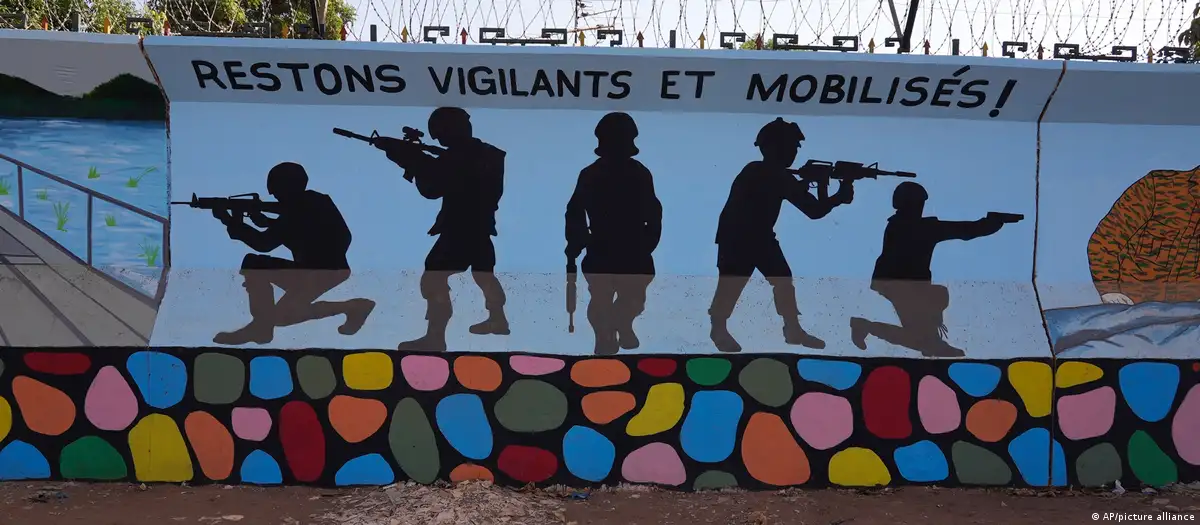 "Permanezcan vigilantes y movilizados", reza un mural en Ouagadougou. Los habitantes de Burkina Faso son golpeados por la violencia relacionada con la organización terrorista Al Qaeda. Foto: DW.