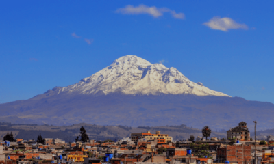 Es la cumbre más elevada de Ecuador, fue escalada por primera vez en 1880 y conserva múltiples glaciares. Foto: howlanders.