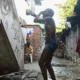 Un adolescente se baña con agua recogida de una tubería en Complexo da Mare, uno de los complejos de favelas más grandes de Río de Janeiro. Foto: DW.