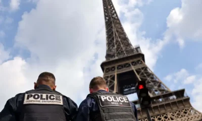 Policía francesa frente a la torre Eiffel en París. Foto: DW.