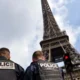 Policía francesa frente a la torre Eiffel en París. Foto: DW.