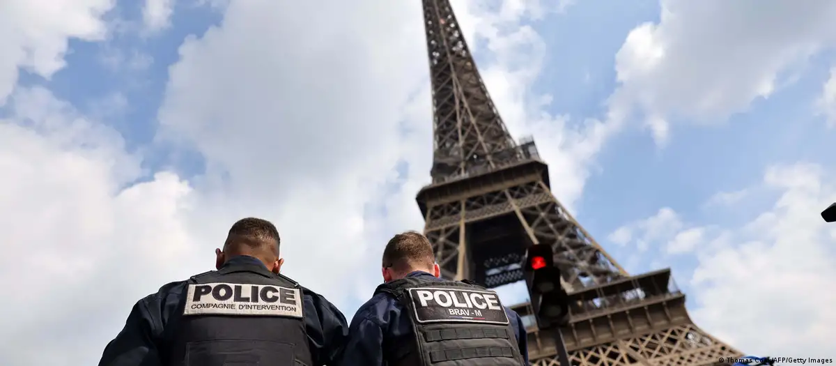 Policía francesa frente a la torre Eiffel en París. Foto: DW.