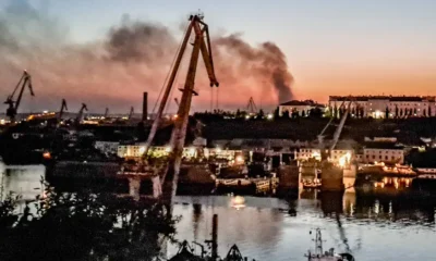 Un incendio afecta uno de los astilleros de Sebastopol. Foto: DW. Archivo.