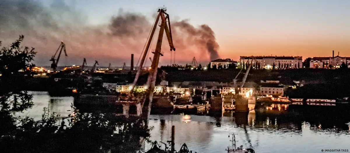 Un incendio afecta uno de los astilleros de Sebastopol. Foto: DW. Archivo.