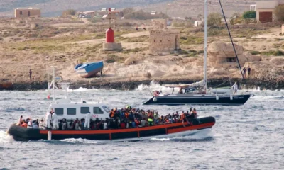 Migrantes llegan a Lampedusa. Foto: DW.