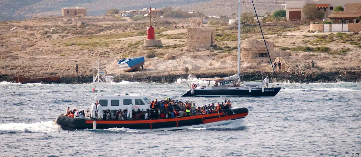 Migrantes llegan a Lampedusa. Foto: DW.