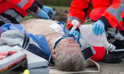 Un hombre siendo asistido tras sufrir un infarto. Foto: DW.