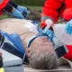 Un hombre siendo asistido tras sufrir un infarto. Foto: DW.