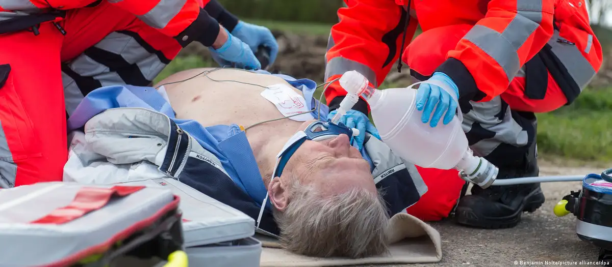 Un hombre siendo asistido tras sufrir un infarto. Foto: DW.