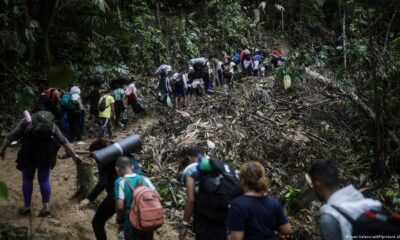 Personas migrantes atraviesan la selva del Tapón del Darién, en la frontera entre Colombia y Panamá. Foto: DW.