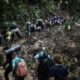 Personas migrantes atraviesan la selva del Tapón del Darién, en la frontera entre Colombia y Panamá. Foto: DW.