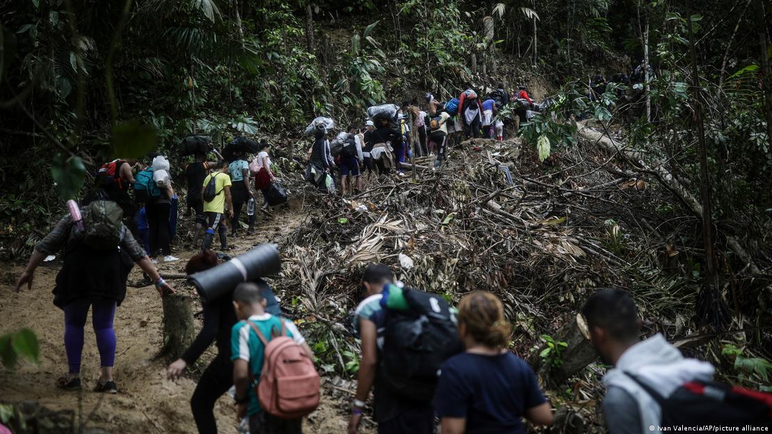 Personas migrantes atraviesan la selva del Tapón del Darién, en la frontera entre Colombia y Panamá. Foto: DW.