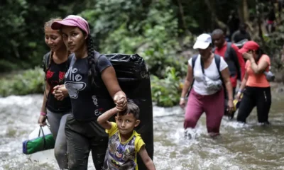 Personas atraviesan el peligroso Darién con menores. Foto: DW.