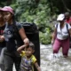 Personas atraviesan el peligroso Darién con menores. Foto: DW.