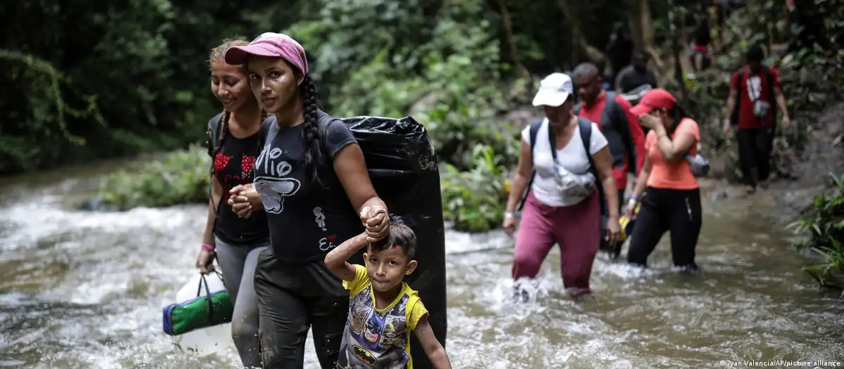 Personas atraviesan el peligroso Darién con menores. Foto: DW.