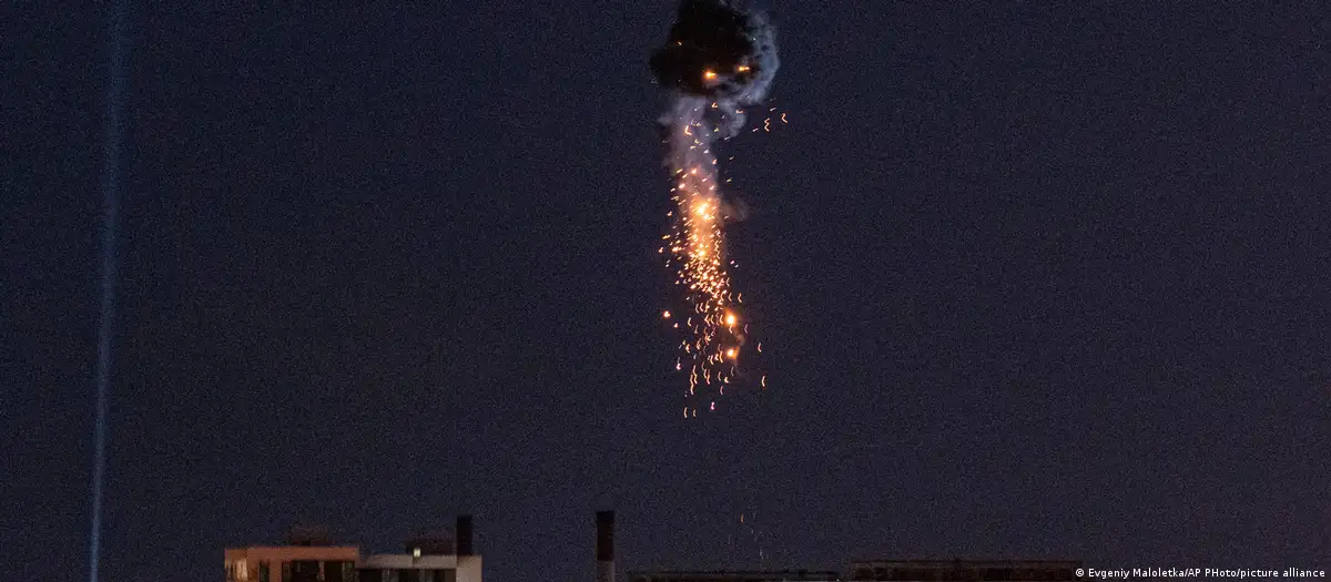 Un dron que sobrevolaba Kiev siendo destruido. Foto: DW.