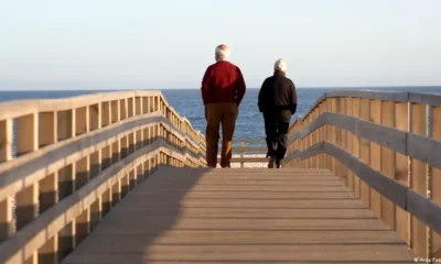 Estadísticamente, es más probable que una mujer en una pareja de ancianos viva más tiempo que su pareja masculina. Foto: DW.