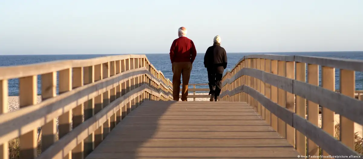 Estadísticamente, es más probable que una mujer en una pareja de ancianos viva más tiempo que su pareja masculina. Foto: DW.