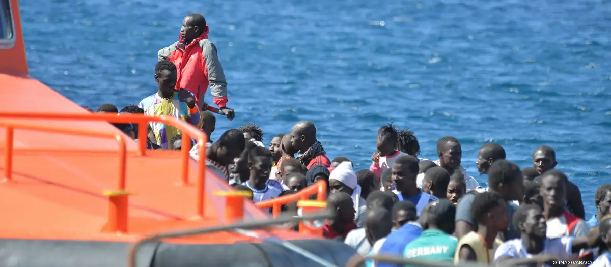 Cientos de migrantes son rescatados en las cercanías de El Hierro, la más pequeña de las Islas Canarias. Foto: DW.