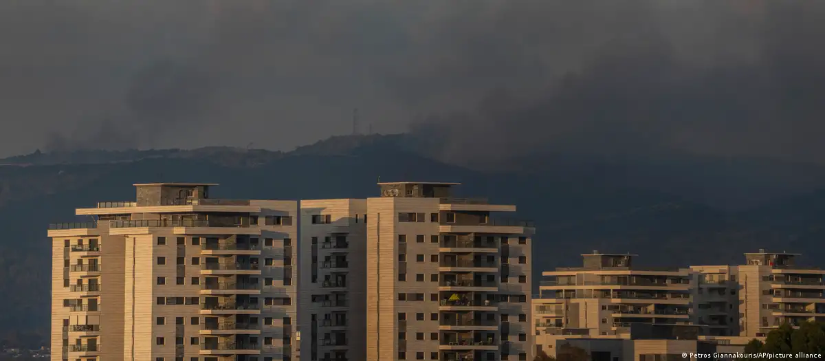 Humo por explosiones en la frontera entre Israel y Líbano. Foto: DW.