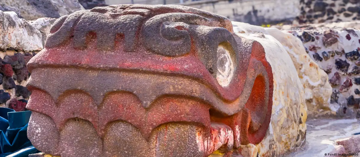 Antigua estatua azteca de piedra con cabeza de serpiente en el Templo Mayor Ciudad de México. Foto referencial. DW.