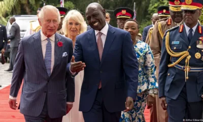 El Rey Carlos III es recibido por el Presidente de Kenia, William Ruto a su llegada a la Casa de Estado en Nairobi este 31 de octubre de 2023Imagen: Arthur Edwards/The Sun/em