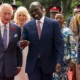 El Rey Carlos III es recibido por el Presidente de Kenia, William Ruto a su llegada a la Casa de Estado en Nairobi este 31 de octubre de 2023Imagen: Arthur Edwards/The Sun/em