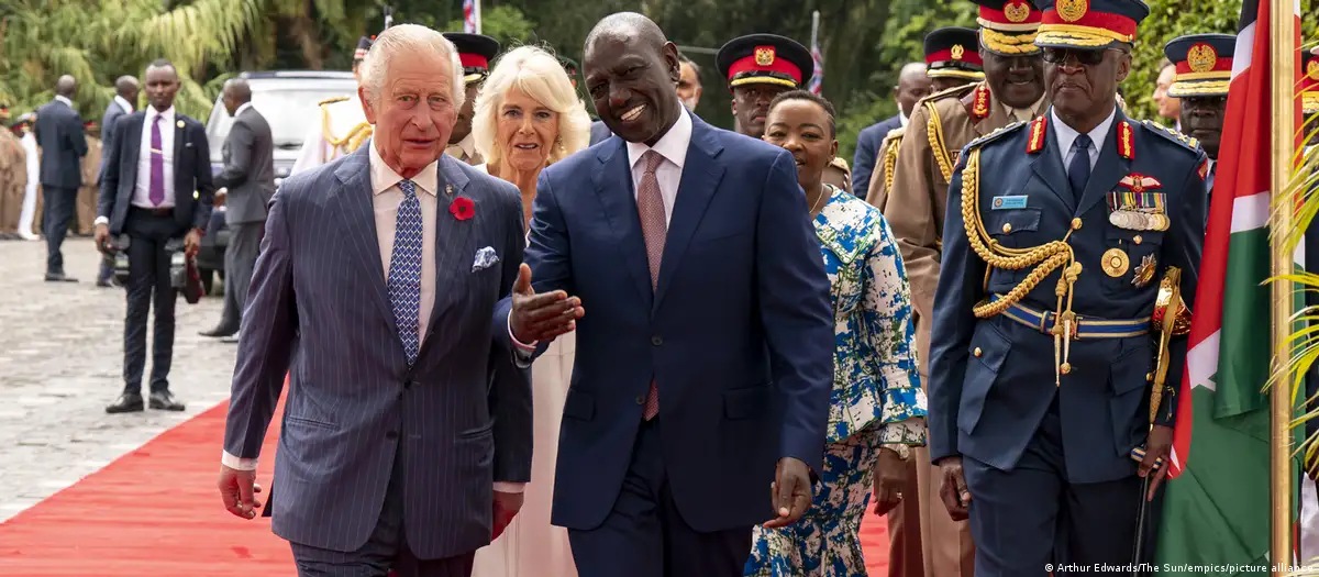 El Rey Carlos III es recibido por el Presidente de Kenia, William Ruto a su llegada a la Casa de Estado en Nairobi este 31 de octubre de 2023Imagen: Arthur Edwards/The Sun/em