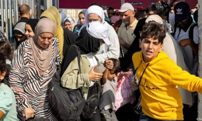 Personas ingresan al cruce fronterizo de Rafah con Egipto en el sur de la Franja de Gaza. Foto: DW.